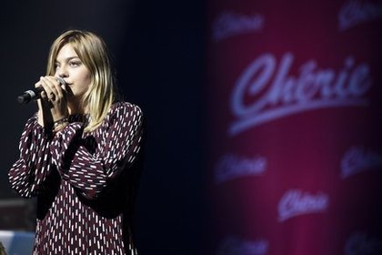 Louane interprète la chanson "Maman"