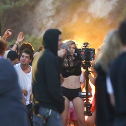 Gigi Hadid sur le tournage du nouveau clip de Calvin Harris à Malibu