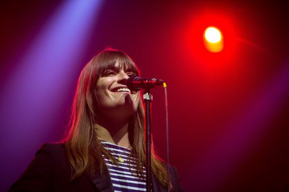 Clara Luciani sur scène lors du Concert Super Privé Angers Trélazé