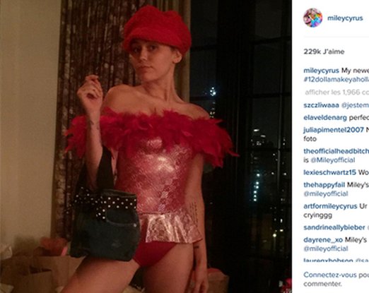 Miley Cyrus fait un défilé de mode pour sa mère