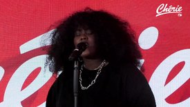 Yseult interprète «Corps» en live sur Chérie FM