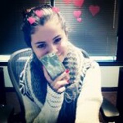 Selena Gomez : parfois les perles sont les meilleures amies des femmes, LOL.Joyeuse St Valentin à tous!!!!