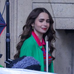 Lily Collins à Paris pendant le tournage d'"Emily In Paris"
