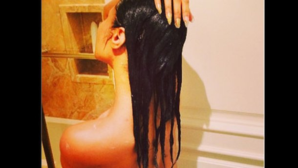 Nicki Minaj : selfie topless dans sa salle de bain !