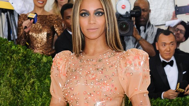 Beyoncé : en famille pour recevoir le Fashion Icon award!