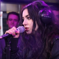 Mercredi 3 Décembre avec Charli XCX