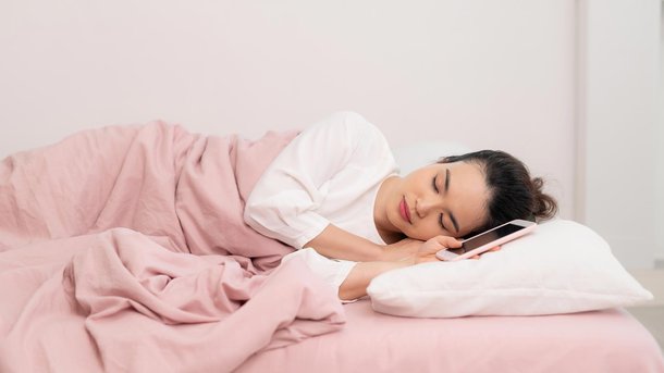 Les infos du Réveil Chérie : pourquoi vous devriez arrêter de vous réveiller le matin avec l’alarme de votre téléphone
