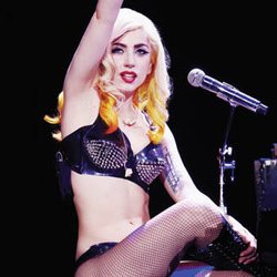 Lady GaGa déchaîne le défilé Mugler