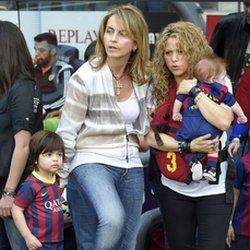 Shakira, Milan, Sasha et sa belle mère à un match de Barcelone