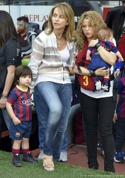 Shakira, Milan, Sasha et sa belle mère à un match de Barcelone