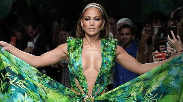 19 ans plus tard, Jennifer Lopez fait sensation dans sa robe Versace