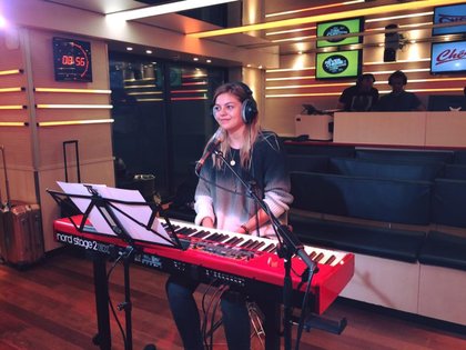 Louane chante en live son titre "On était beau" dans le Réveil Chérie