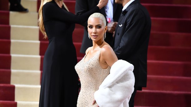 Kim Kardashian au MET Gala: sa robe ne fait pas l’unanimité