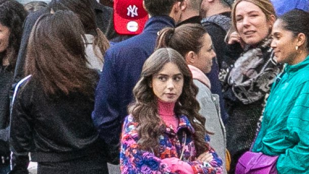 Les infos du Réveil Chérie : la série Netflix «Emily in Paris» cherche des figurants pour la saison 2