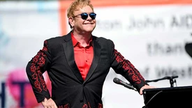 Elton John en concert surprise dans un restaurant à Cannes