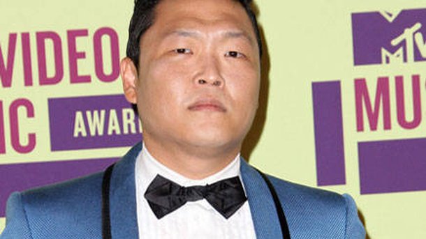 Psy domine les charts internationaux !