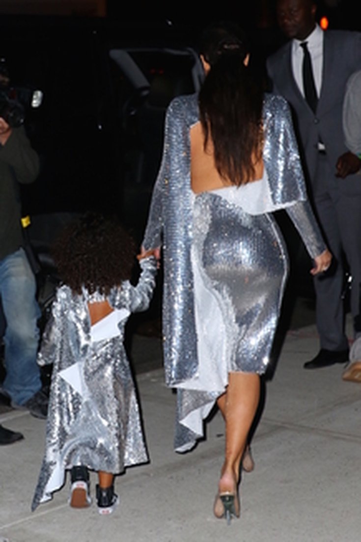 Kim Kardashian et North West assorties concert Kanye West