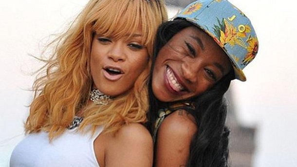 Rihanna s’amuse devant la Tour Eiffel