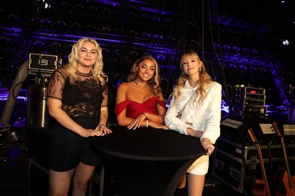 Louane, Wejdene et Angèle - Backstage NRJ Music Awards Paris Edition