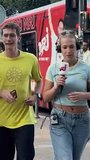 Gaspard, qui est monté dans notre bus, se lance un défi en direct !