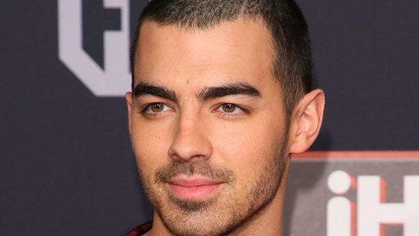 Joe Jonas: ses amis n’aiment pas sa campagne pour les sous-vêtements Guess!