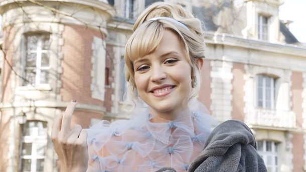 Angèle dévoile les coulisses du tournage de «Balance Ton Quoi»