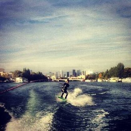 Shy'm surfe sur la Seine