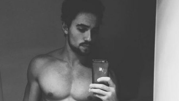 Olivier Dion fait tomber la chemise à la plage
