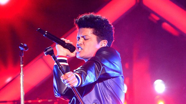 Bruno Mars a la technique pour draguer au piano