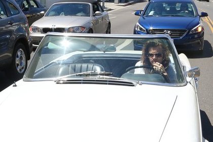 Harry Styles dans sa Mercedes-Benz Vintage à Los Angeles