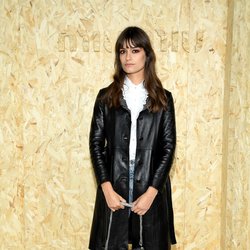 Chemise à col jabot, longue veste en cuir, mum jean et mocassins pailletés... Clara Lucia ose un look mi sage-mi rock'n'roll.