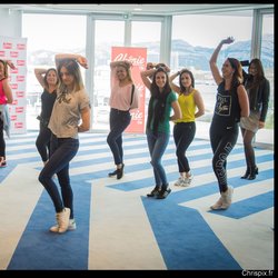 Les auditeurs de Chérie FM apprennent la chorégraphie enseignée par Christophe Licata.