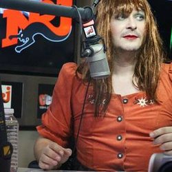 Lundi 9 Mars 2015 Cauet fête la journée de la femme