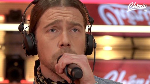 Julien Doré repend  "Blue Christmas" d'Elvis Presley en live dans Le Réveil Chérie