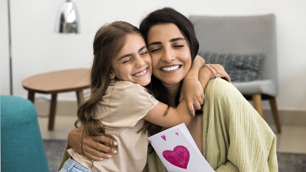 Les infos du Réveil Chérie : selon un sondage, seule une maman sur 2 est heureuse de recevoir un cadeau fait-maison pour la fête des mères !