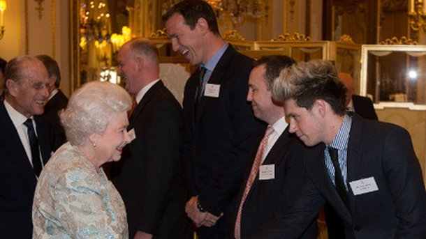Niall Horan rencontre la reine d’Angleterre !