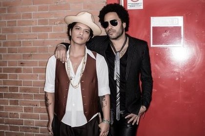 Lenny Kravitz: Backstage. Paris Bercy Arena. Juste avant que mon frère @BrunoMars et moi ont déchire sur "Are You Gonna Go My Way."
