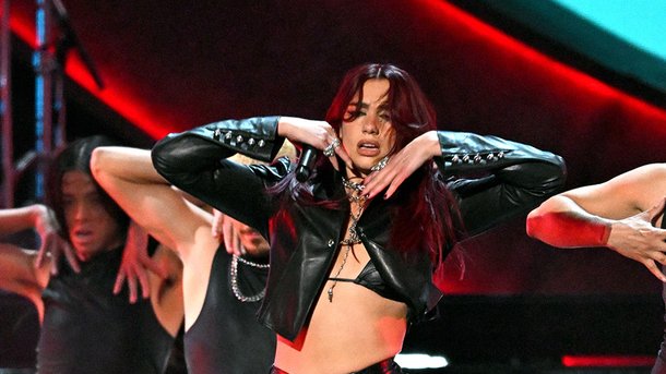Dua Lipa met le feu aux Brit Awards avec « Training Season »