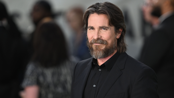 Christian Bale : la star de Batman surprend dans la peau de Frankenstein