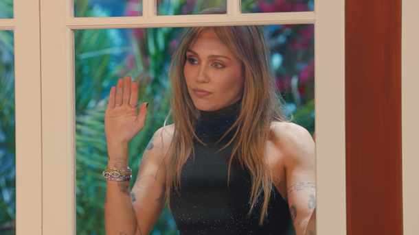 Miley Cyrus dialogue avec Hannah Montana dans l'émouvant titre "Younger You"
