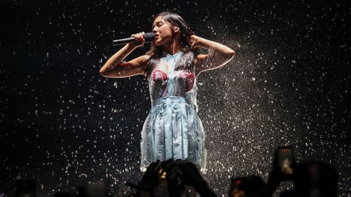 La robe d'Olivia Rodrigo se désintègre sur scène