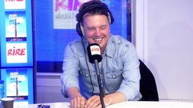 Alex Vizorek joue à : "lequel des deux tu sauves en premier ?"