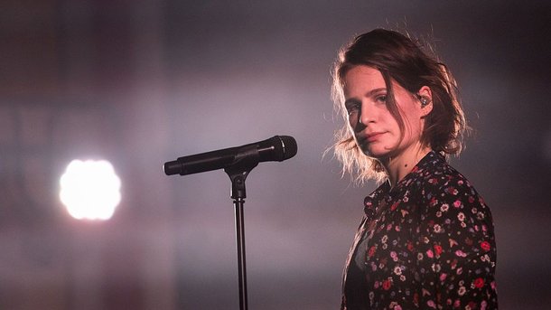Christine and The Queens rend hommage à Michael Jackson dans le clip de "Damn, dis-moi"