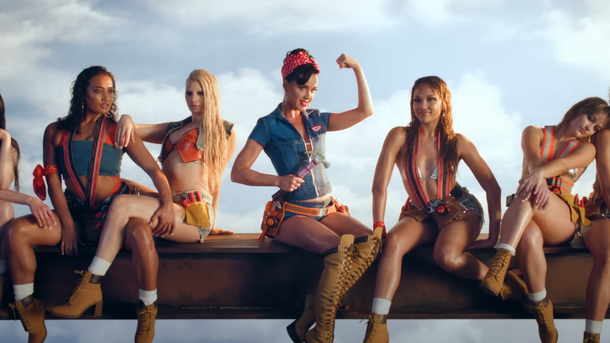 Katy Perry célèbre les femmes dans son nouveau clip dément «Woman’s World»