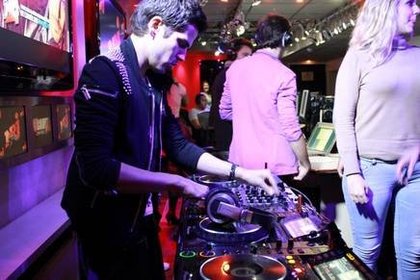 Jeudi 18 octobre avec Amel Bent et le Dj Michael Canitrot