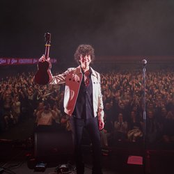 LP et son public sur la scène du Concert privé Pop Love de Trélazé.