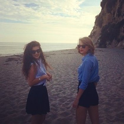 Taylor Swift: Pieds nus dans le sable un samedi...