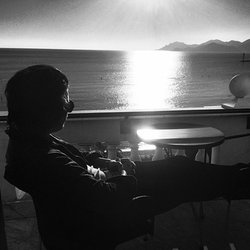 Harry Styles sur sa terasse à Cannes