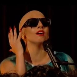 Lady Gaga chauve lors d'une émission de télévision