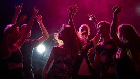 Musique du Nouvel an : les 2O chansons incontournables du réveillon